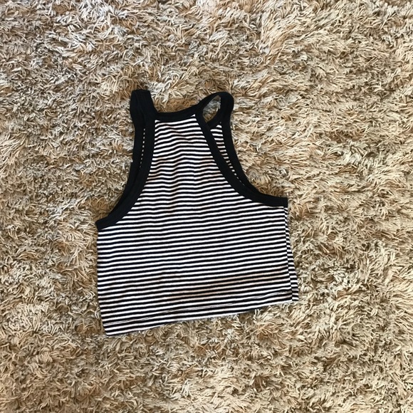 Cute and flirty mid tank. - Picture 4 of 4